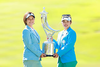 Serena Aoki and Ai Miyazato, an advisor for the tournament (winning the 2022 tournament)