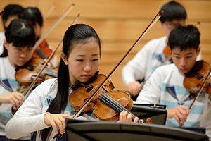 Mako Ochiai performs with the Super Kids Orchestra at the Suntory Tohoku Sun-san Project concert tour (Iwate, 2018)