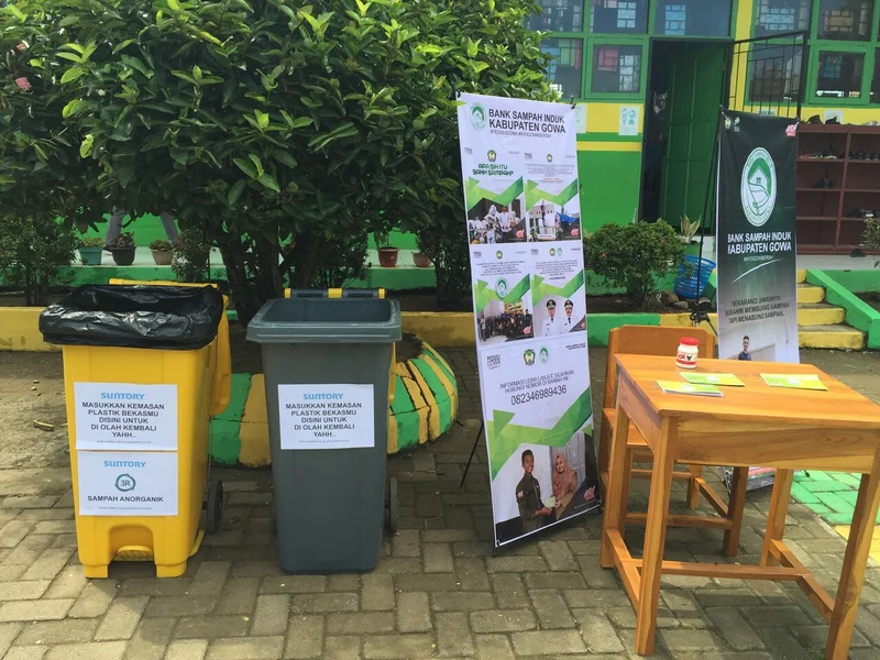 Sorting and collection containers set up in Indonesia with Suntory’s support. In addition, the Mizuiku Teachers’ Guide was also published for elementary school teachers in December 2022.